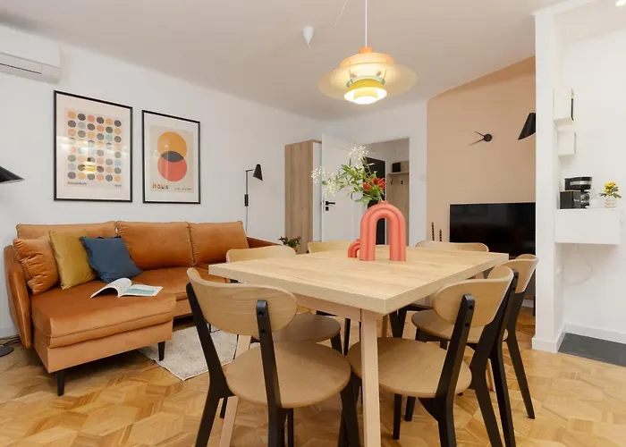 Family With Two Bedrooms And Balcony In By Renters Apartamento