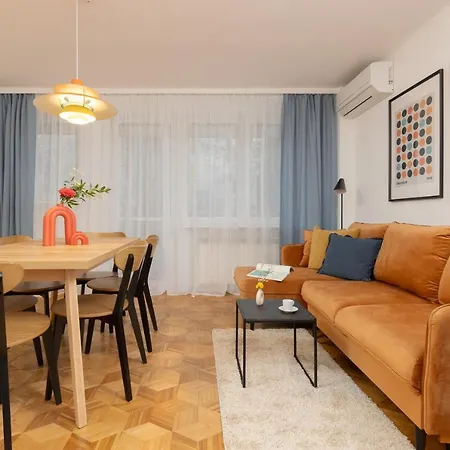 Family With Two Bedrooms And Balcony In By Renters 公寓